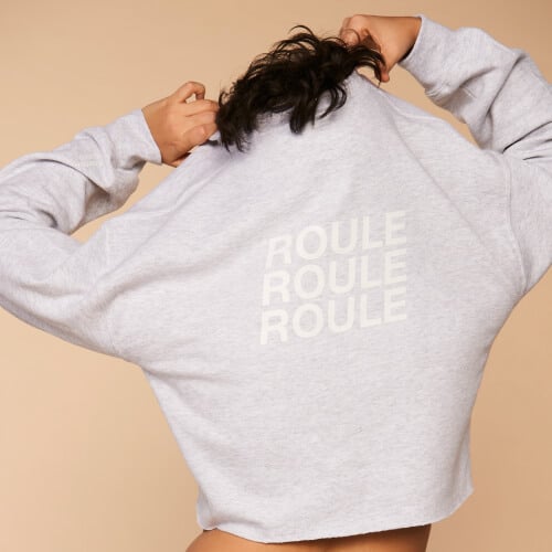 Femme vue de dos en sweat gris imprimé ROULE ROULE ROULE