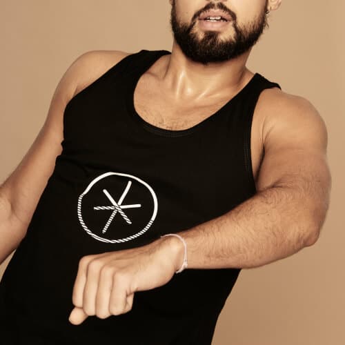 Homme en débardeur noir au logo dynamo, poing fermé