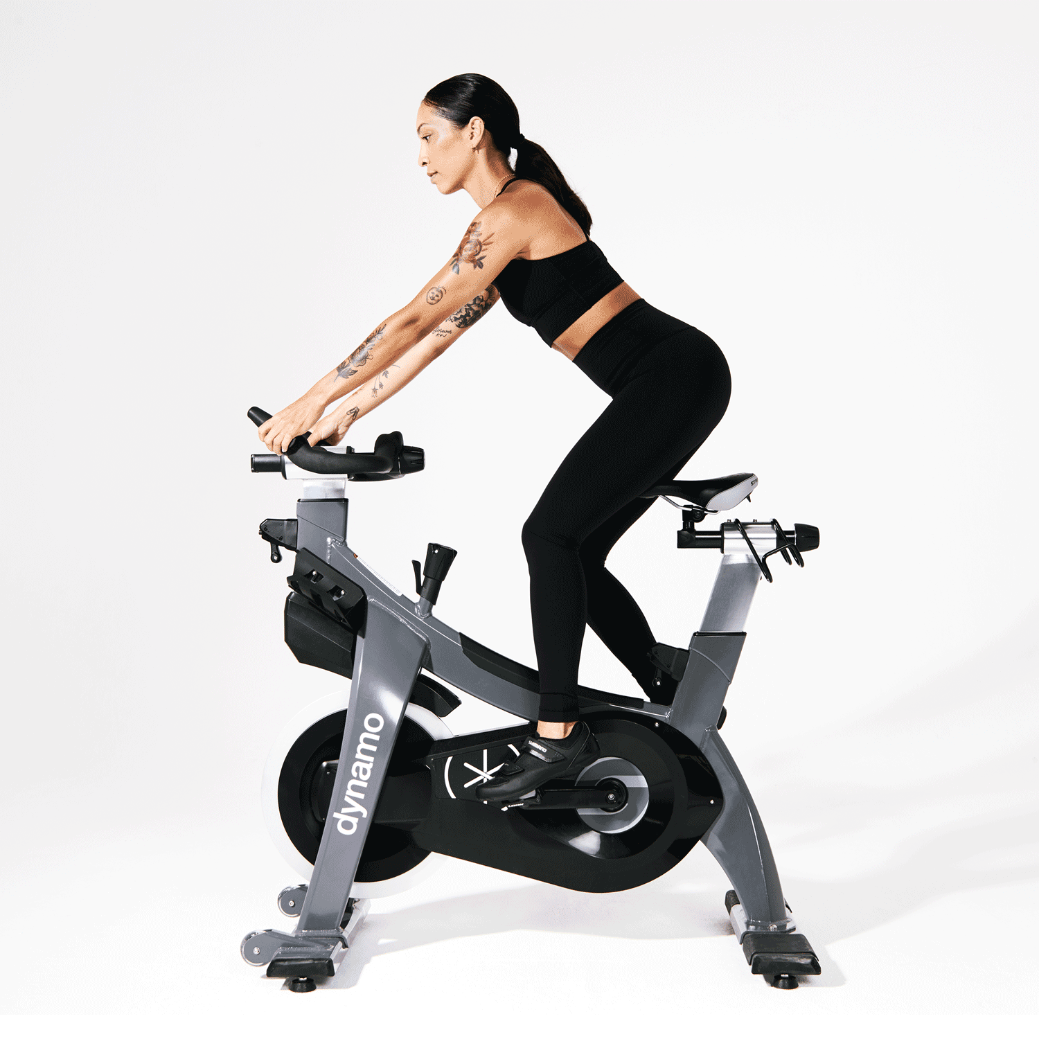 Femme pédalant sur un vélo dynamo en position cambrée